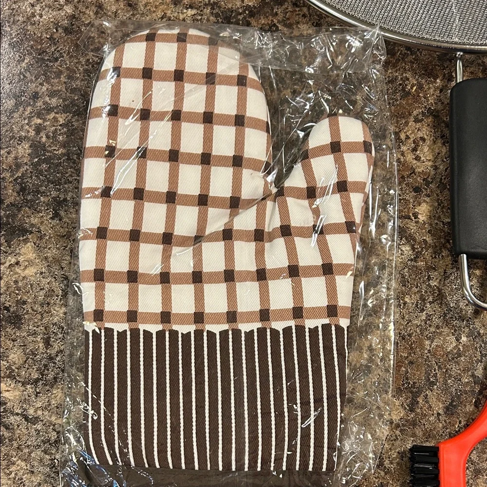 NWT Oven Mitts Set Brown & White Checkered w/Splatter Screen and Cleaning Brush - Picture 2 of 6